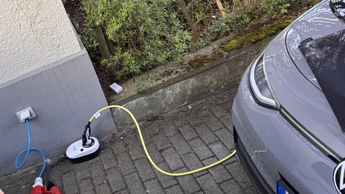 E-Auto lädt an einer privaten Ladestation in einer Einfahrt in Osnabrück